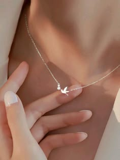 Dainty Everyday Jewelry, Aesthetic Pendant Necklace, Silver Jewelry Aesthetic Necklaces, Cute Jewelry Aesthetic, Classy Jewelry Silver, Cute Necklaces Aesthetic, Silver Chains For Women, Cute Pendant Necklace, Silver Bird Necklace