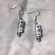 Accesorios Aesthetic, Word Earrings, Safety Pin Jewelry, Teen Jewelry, Pin Earrings, Quirky Earrings, Safety Pin Earrings, Bead Charms Diy, My Pinterest