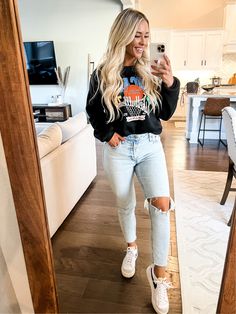 Lazy Outfits, Girl Fits, Fitness Workout For Women, Mom Outfits, Cute Fits, Mom Style, Ripped Jean, Mom Jeans