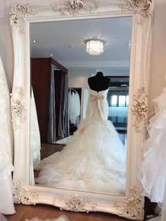 a wedding dress in front of a mirror with the words 20 most important tips on how to choose a wedding dress