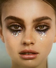 Glitter Tears Makeup Tutorial, Dionysus Makeup, Messy Glitter Makeup, Euphoria Makeup Halloween, Saltburn Makeup, Sequin Photoshoot, Eras Tour Makeup Reputation, Reputation Makeup Ideas