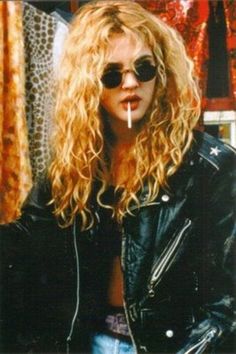 Glastonbury Festival Fashion Inspiration. 90s, black leather biker jacket, blonde curly hair, blue denim, sunglasses, cigarette, smoking Drew Barrymore 90s, 90s Style Icons, 60s Outfit, 1990 Style, Styl Grunge, Moda Grunge, Sasha Pivovarova, Shalom Harlow, Look Grunge