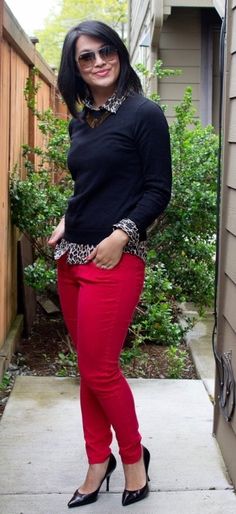 Red Jeans Outfit, Red Pants Outfit, Comfy Work Outfit, Work Outfit Inspiration, Woman In Red, Leopard Black, Red Jeans, Outfit Jeans, Red Pants