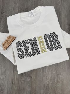 🎓 Senior 2025 Sweatshirt - Black & Gold Spangles 🎓 Celebrate your senior year in style with this dazzling Senior 2025 sweatshirt! Featuring bold, eye-catching black and gold spangles, this sweatshirt is perfect for showing off your pride and excitement for graduation. Whether you're taking senior photos, heading to a pep rally, or just want to rep your graduating class, this cozy sweatshirt has you covered. ✨ Product Details: Design: "Senior 2025" in stunning black and gold spangles Material: Soft, high-quality fabric for ultimate comfort Fit: Unisex sizing for a relaxed, casual look (check the size chart for the perfect fit!) Care Instructions: Machine wash cold, inside out, and air dry or tumble dry low to keep your spangles shining bright 🎉 Perfect for: Senior photoshoots School even Senior Crewneck, Senior Sweater, Pep Rally, Dusty Purple, School Events, Support Handmade, Cozy Sweatshirts, Senior Photos, Senior Year