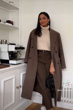 Brown Trousers Outfit, Uniqlo Women Outfit, Uniqlo Outfit, Business Professional Outfits, Eve Outfit, Brown Coat, Outfit Inspo Fall, Work Wardrobe