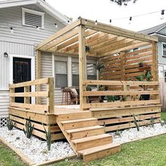 Gallery of the best deck privacy ideas. Create a private backyard deck space with ideas including fences, pergolas, porches and screens. Deck Privacy Ideas, Terrasse Med Tak, Small Backyard Decks, Privacy Ideas, Deck Privacy, Private Backyard