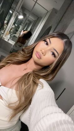 Morena With Blonde Hair, Hairstyles For Medium Length Hair Blonde, Blonde Balayage On Tan Skin, Highlights For Pale Skin, Latina Highlights Hair Dark Brown, Bangs With Blonde Highlights, Hair Inspo Latina, Picked Up Hairstyles, Blonde Hair On Latinas