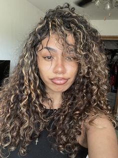 Bolyoge Hair Balayage Curly, Highlights In Curly Black Hair, 2c Curly Hair Balayage, Curly Hair With Dark Highlights, Long Curly Balayage Hair, Neutral Blonde Highlights On Dark Hair, Balayage On Dark Brown Curly Hair, Balayage On Curly Hair Brunettes, Black With Blonde Highlights Curly Hair