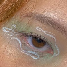 White And Green Makeup, Bold Eyeshadow, Funky Makeup, Mekap Mata, 20 Makeup, Graphic Makeup, White Makeup, Swag Makeup, White Eyeliner