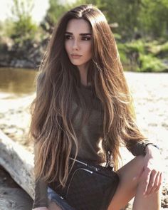 Effortlessly create beautiful waves with these techniques. Woman With Long Hair, Beautiful Curly Hair, Skin Nails, Long Hai, Cut Hair, Long Straight Hair