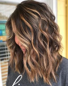 Blonde Brown Caramel Hair, Darkbrownhair With Highlights, Blonette Hair Highlights On Dark Brown Hair, Brown Highlights Vs Balayage, Summer Highlights For Dark Brown Hair Straight, Long Highlighted Hair Brown, Hair Dimension Highlights, Trending Hair Balayage, Summer Hair Trends 2023 Balayage