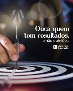 a person holding a dart in front of a target with the words ouca quem ten resultaddos, en nao opiniones