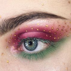 Makeup Ideas Eyeshadows, Eye Makeup Colorful, Eyeshadow Inspiration, Strawberry Makeup, Strawberry Shortcake Costume, Makeup Colorful, Eyeshadow For Blue Eyes, School Makeup