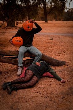 pumpkin head lover decapitated pumpkin head girlfriend and is just chillin on a log Pumpkin Photoshoot Ideas, Pumpkin Head Couple, Pumpkin Head Photoshoot Friends, Pumpkin Mask Halloween, Disco Photoshoot, Couples Photo Session