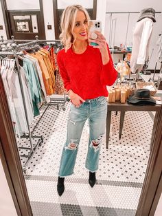 Holiday party outfit ideas. red sweater with straight leg jeans Cropped Flare Jeans Outfit, Style Velvet Dress, Glam Christmas Party, Outfit Ideas Red, Holiday Party Looks, Sweater And Jeans Outfit, Holiday Outfit Inspiration, Flare Jeans Outfit, Straight Leg Jeans Outfits