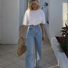 A Modern Interpretation Of A Classic '90s Style. Features A Loose Leg And Flattering High Rise Size: 31x29 Color: Light Wash Front Rise Is 13.125" 77% Cotton, 23% Hemp Heavyweight Denim Non-Stretch Zip Fly Outfit Jeans Estate, Womens Modest Summer Outfits, White Straight Jeans Outfit, Italian Summer Outfits Womens Fashion, Cute Modest Outfits With Jeans, Chilly Spring Outfits, June Outfits, Outfits Frühling, Mom Jeans Outfit Summer