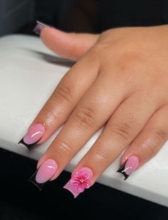 Short Nail Designs With Flowers, Name Nails Boyfriend, Acrylic Nails Coffin Short Pink, Nails Coffin Short Pink, J On Nails, Black Nails With Flowers, Short Flower Nails, Nails Coffin Short