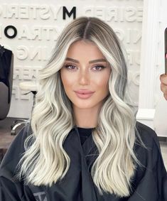 Blonde Hair Dark Roots Money Piece, Bleach Blonde Hair Platinum, Money Piece Balayage Blonde, Bold Money Piece Hair Blonde, Shadow Root Blonde Balayage, Blended Money Piece, Moneypiece Hair Blonde, Pearl Balayage