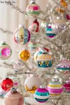 If you like vintage Christmas decor this is the post for you because I'm sharing my tinsel Christmas tree with vintage Shiny Brite ornaments. Even if you don't enjoy vintage Christmas decorations, I still think Small Tinsel Tree, Christmas Tree With Shiny Brite Ornaments, Vintage Tinsel Christmas Trees, 2023 Christmas Trends