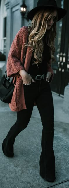 Fall Weekend Outfits, Black Flared Jeans, Boho Winter Outfits, Wedding Dress Black, Coral Cardigan, Look Boho Chic, Boho Winter, Boho Mode, Florida Fashion