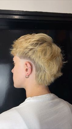 Hairstyles Mullet, Wavy Hair Men Short, Mid Taper Mullet Straight Hair, Blonde Hair Men Hairstyles, Mullet Modern, Short Hair Masculine, Mullet Hair, Mens Haircuts Thick Hair, Short Hair Tomboy