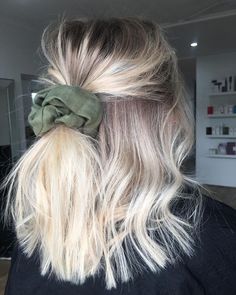 Short and blonde hair idea Hairstyle Scrunchie, Balayage Hair Blonde Short, Balayage Blond, Blond Balayage, Halo Hair Extensions, Velvet Scrunchie, Halo Hair, Short Hair Balayage, Short Hair Updo