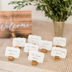 there are many place cards on the table