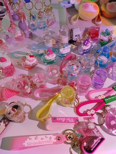 a table topped with lots of different types of keychains and other items on top of it