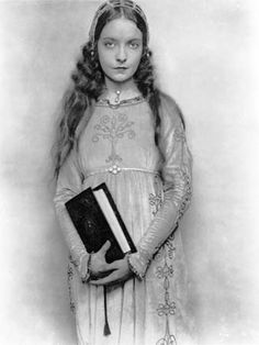 lillian gish in romola by george eliot Dorothy Gish, Lillian Gish, Silent Film Stars, Silent Movie, Woman Reading, Book Reading, Silent Film, Famous Faces