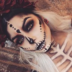 These Halloween Makeup ideas are the best! You have to take a look at these easy Halloween makeup ideas because they are pretty scary! #halloweenmakeup #halloweendiy Extreme Make-up, Carnaval Make-up, Halloween Makeup Look, Cute Halloween Makeup