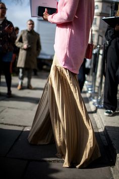 Street style at London Fashion Week fall 2017. Color Trends 2017, Fall Color Trend, Pink Street, London Fashion Week Street Style, Women Street, Pink Beige