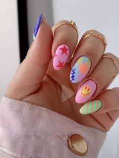 Oval Nails 2023, Easter Nails Designs, Smiling Flower, Summer Nails Art, Short Oval Nails, Nail Design Glitter, 2023 Nails, Happy Nails, Gel Nails Diy