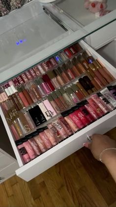 Makeup Tafel, Lips Gloss, Makeup Collection Goals, Beauty Room Vanity, Makeup Drawer Organization, Makeup Drawer, Makeup Is Life, Lip Gloss Collection, Lip Cosmetics