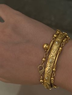 Aesthetic Jewelry Bracelets, Manothini Necklace, Gold Jewels Aesthetic, Yellow Gold Jewelry Aesthetic, Baroque Jewelry Aesthetic, Gold Vintage Jewelry Aesthetic, Gold Bracelet Stack Aesthetic, Eclectic Jewelry Aesthetic, Desi Gold Jewellery