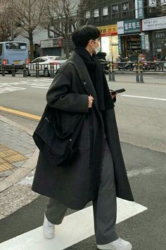 Men Coat Outfit, Japan Men Fashion, Boys Ootd, Tokyo Outfits, Formal Casual Outfits, Girls Trench Coat, Coat Outfit Casual, Night Fits, Korean Street Fashion Men