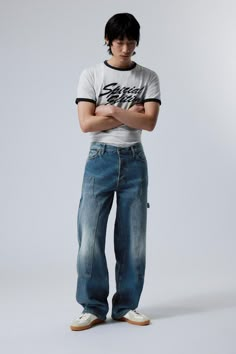 Ett par vida snickarjeans med ledig passform och låg midja. Jeansen är tillverkade i stadig denim av ekologisk bomull utökade med återvunnen bomull. Dessa jeans har en klassisk 5-ficks-look, gylf med knapp, snickarinspirerade frontpaneler, lårfickor med hammarögla och passar till de flesta skor. Denim Jeans Outfit Men, Blue Jeans Outfit Men, Swedish Street Style, Jeans Outfit Men, Blue Jean Outfits, Cropped Polo, Outfits Retro, Men Trousers, Men Street