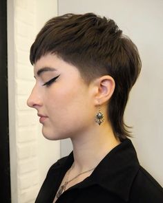 Mullet Haircut Woman, Haircut Girl, Mullet Hairstyles, Short Mullet, Monochrome Makeup Look, Style Definition, Haircut Style, 2015 Hairstyles