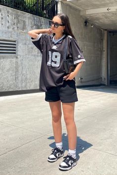 Jerseys Outfit, Casual Sporty Outfits, Football Jersey Outfit, Jersey Fashion, Shorts Outfits Women, Inspiration Photos, Football Outfits, Gameday Outfit