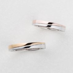 two different colored gold and silver rings