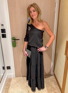 Simple, elegant & timeless
.
#midlife #minimalist #midlifestyle #over50style #styleblogger #fashion #mymidlifefashion Black Outfit, Date Night Outfit, Christmas Outfit, Party Outfit, Stylish Outfits