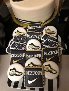 there are many decorated cookies on top of a cake plate that says dejou detour