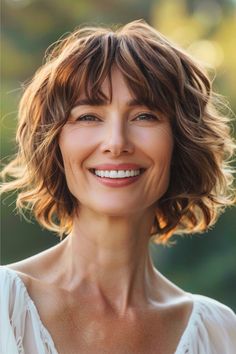 Wavy Layered Bob Hairstyle for Women Over 40 with Bangs. Short Hair Cuts With Bangs And Layers, 40 With Bangs, Bangs Over 40, Modern Hairstyles For Women, Wavy Lob Haircut, Short Wavy Hairstyles For Women, Lob Haircut With Bangs, Razor Cuts, Over 40 Hairstyles