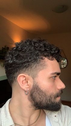 Qual o melhor corte de cabelo masculino para cabelo cacheado ou ondulado para 2023? Corte cacheado com risco · Cortes cacheados curtos · Corte cacheado longo · Black Power ou Curly Power · Cachos com volume em cortes curtos · Super curto cacheado. Curly Hair Men Haircut Fade With Beard, Mens Curly Fade Haircut, Short Men Curly Haircut, Tapered Curly Hair Men, Male Curly Hairstyles Short, Male Haircuts Curly Short, Mens Haircut Long On Top Curly Fade, Curly Haircut Men Short, Curly Haircut Ideas Men