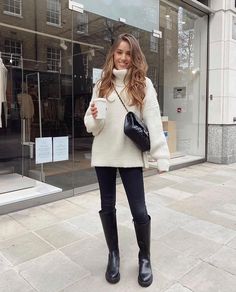 Winter Date Outfits, Coffee Date Outfits, Money Fashion, Europe Style, Winter Fashion Outfits Casual, Outfit Chic, Cold Outfits, Black Knee High Boots