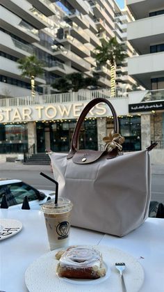 must have for a clean girl ⚘️ i just buy the blue and the white ones Bag And Coffee Aesthetic, Longchamp Bag Aesthetic, Everyday Bag Essentials, School Bag Essentials, My Style Bags, School Tote