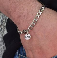 Personalized gifts such as a link chain bracelet are a thoughtful gift for him. Crafted from high-quality silver stainless steel, this chain bracelet features a sophisticated design that is both stylish and durable. Perfect for everyday wear or special occasions, this bracelet makes a great gift for yourself or a loved one. Add a touch streetwear style to your outfit with this sleek and modern accessory. 👉 Custom engraving on bracelets with a special message, whether it's initials, initials wit Anniversary Gifts Boyfriend, Christmas For Boyfriend, Boyfriend Bracelet, Bracelets Minimalist, Silver Bracelet Designs, Jewelry For Him, Figaro Bracelet, Boyfriend Anniversary, Thoughtful Gifts For Him