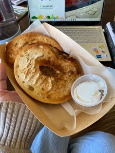 pic of bagel and cream cheese Bagel Store, Breakfast In Bed, Healthy Foods, Sandwiches, Healthy Recipes, Bed, Quick Saves