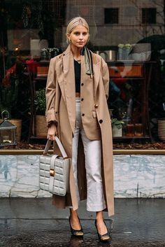 Beige Outfits, Caroline Daur, 2020 Street Style, Cool Girl Outfits, Walking Down The Street, White Jeans Outfit, Trench Coat Outfit, Gucci Sneakers, Paris Outfits