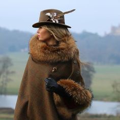 British Country Style Women, Race Outfit, Elegante Y Chic, Country Fashion, Fur Stole, Hat Pin