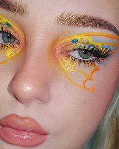 Unique Eyeliner Looks Hooded Eyes, Unique Makeup Looks Creative, Colorful Graphic Liner, Makeup Drawing, Cute Eye Makeup, Graphic Eyeliner, Finding The One